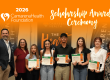 Un grupo de seis personas, entre ellas cuatro adultos jóvenes que sostienen certificados, sonríen juntos en la Ceremonia de Entrega de Becas de la Fundación Camarena de la Salud 2026. Dos adultos de la Fundación Camarena para la Salud se sitúan orgullosos en cada extremo del grupo.