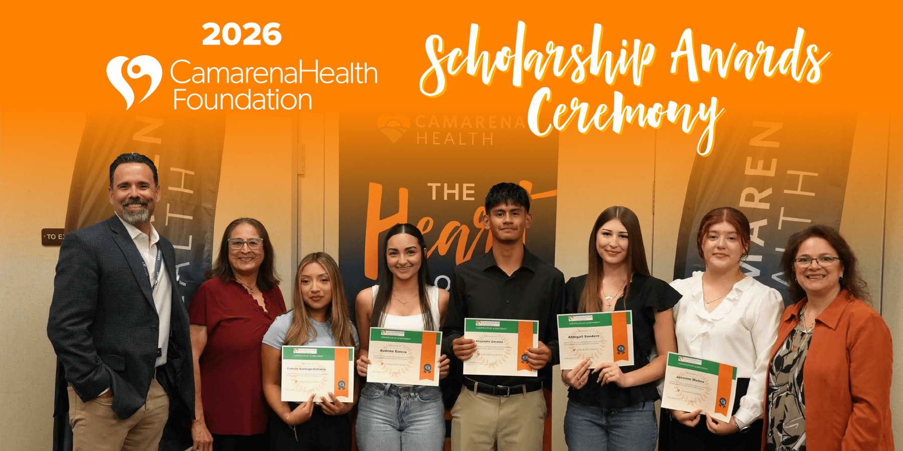 Becas 2026_Horizontal Un grupo de seis personas, entre ellas cuatro adultos jóvenes que sostienen certificados, sonríen juntos en la Ceremonia de Entrega de Becas de la Fundación Camarena de la Salud 2026. Dos adultos de la Fundación Camarena para la Salud se sitúan orgullosos en cada extremo del grupo.