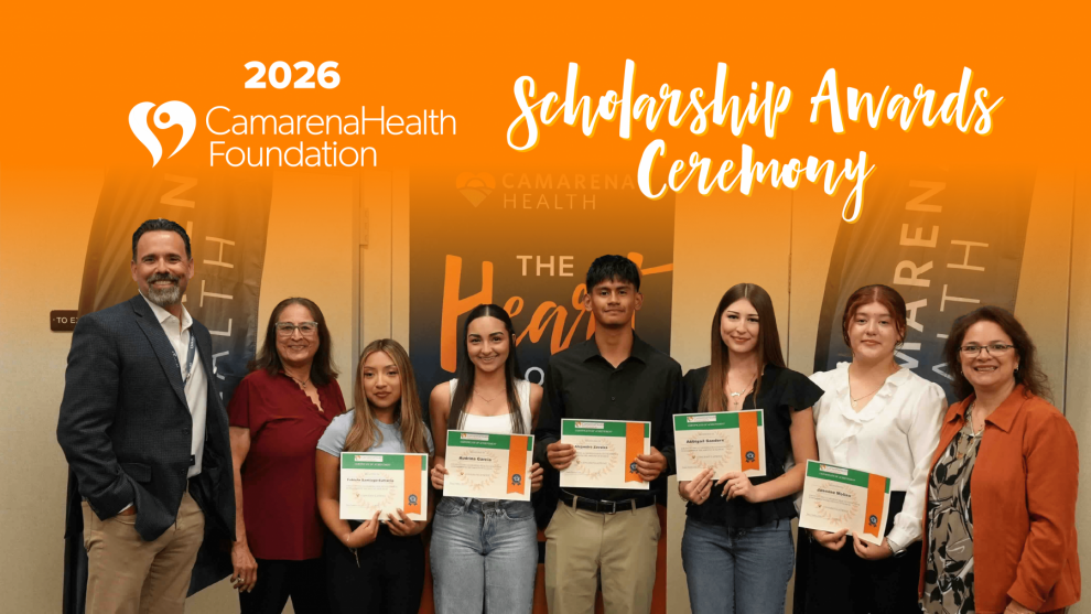 Un grupo de seis personas, entre ellas cuatro adultos jóvenes que sostienen certificados, sonríen juntos en la Ceremonia de Entrega de Becas de la Fundación Camarena de la Salud 2026. Dos adultos de la Fundación Camarena para la Salud se sitúan orgullosos en cada extremo del grupo. 