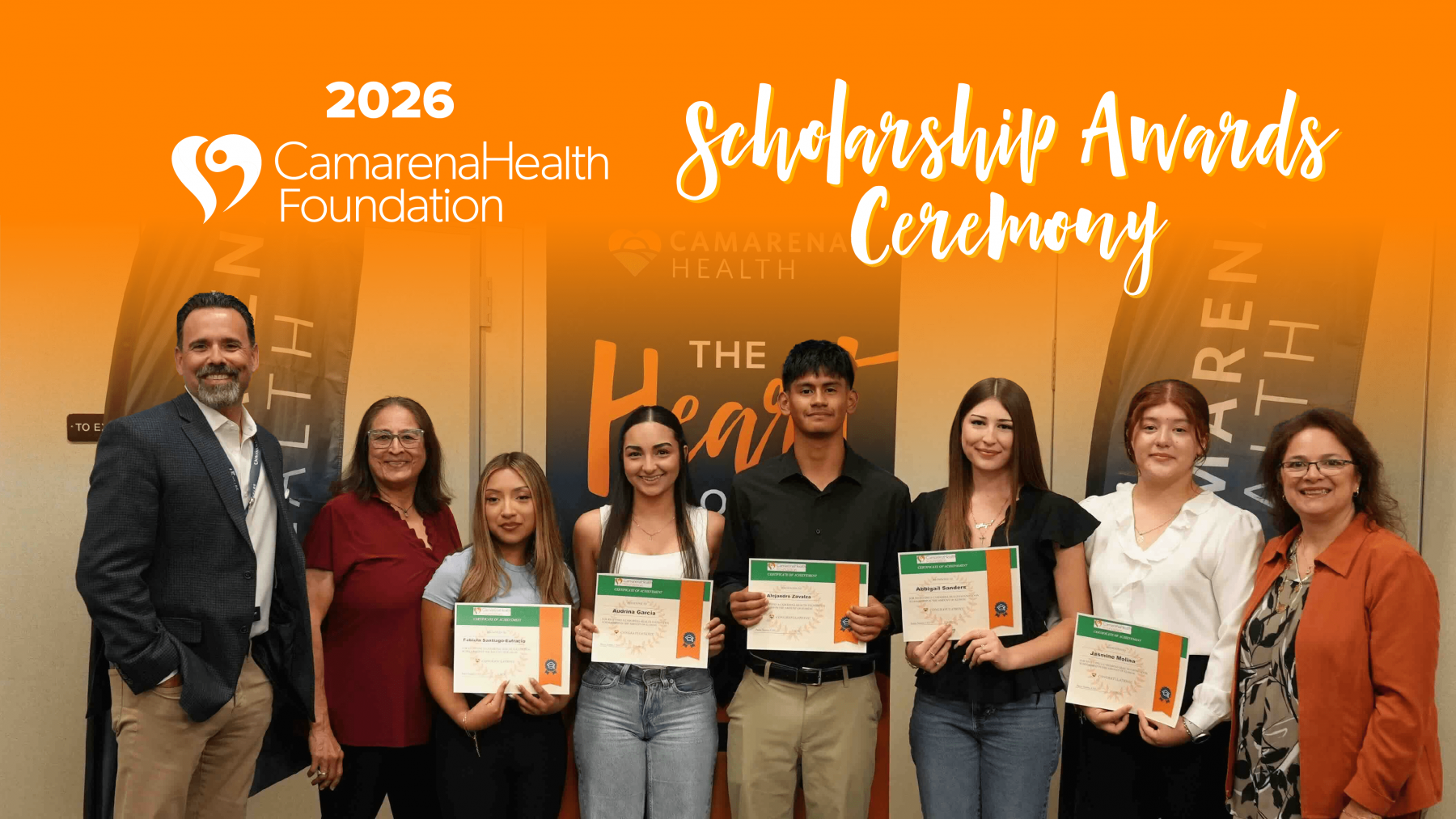 Un grupo de seis personas, entre ellas cuatro adultos jóvenes que sostienen certificados, sonríen juntos en la Ceremonia de Entrega de Becas de la Fundación Camarena de la Salud 2026. Dos adultos de la Fundación Camarena para la Salud se sitúan orgullosos en cada extremo del grupo.